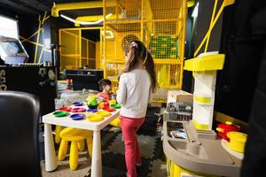 Vorschulkind Mädchen spielen im Kinder Küche beim Kinder abspielen Center. foto