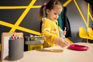 Baby Mädchen spielen im Kinder Küche beim Kindergarten. foto