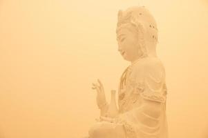 ein ikonisch Statue von Guanyin gelegen im wat huay pla kang von Chiang Rai Provinz von Thailand bedeckt mit Schlecht Luft Verschmutzung. foto