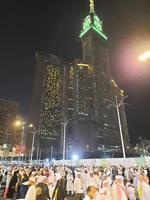 Mekka, Saudi Arabien, April 2023 - - schön Aussicht von Mekka Uhr Turm beim Nacht in der Nähe von Masjid al-haram, Mekka. ein groß Nummer von Besucher sind ebenfalls gesehen. foto