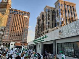 Mekka, Saudi Arabien, April 2023 - - Pilger von anders Länder um das Welt sind beschäftigt brechen ihr schnell im das Hof draußen Masjid al-haram. foto