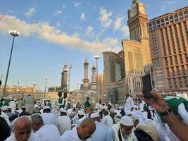 Mekka, Saudi Arabien, April 2023 - - Pilger von anders Länder um das Welt sind beschäftigt brechen ihr schnell im das Hof draußen Masjid al-haram. foto