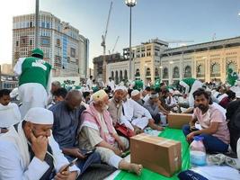 Mekka, Saudi Arabien, April 2023 - - Pilger von anders Länder um das Welt sind beschäftigt brechen ihr schnell im das Hof draußen Masjid al-haram. foto