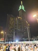 Mekka, Saudi Arabien, April 2023 - - schön Aussicht von Mekka Uhr Turm beim Nacht in der Nähe von Masjid al-haram, Mekka. ein groß Nummer von Besucher sind ebenfalls gesehen. foto