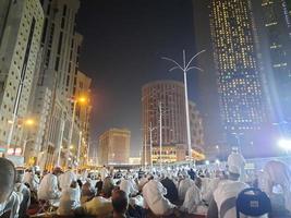 Mekka, Saudi Arabien, April 2023 - - ein schön Aussicht von Pilger, hoch Gebäude und Beleuchtung beim Nacht auf das äußere Straße im Masjid al-haram, Mekka. foto