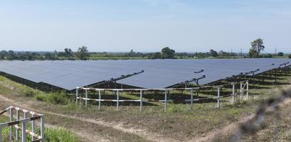 Hintergrund von Photovoltaik Zelle Bauernhof oder Solar- Paneele Feld Öko freundlich und sauber Energie foto