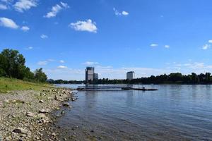 Ruhe Rhein Seite Beuel mit ein Aussicht zu das beschäftigt modern Teil foto