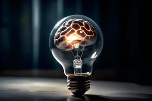 das Mensch Gehirn Innerhalb von Licht Birne auf schwarz Hintergrund. foto