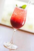 Cocktail mit roten Beeren foto