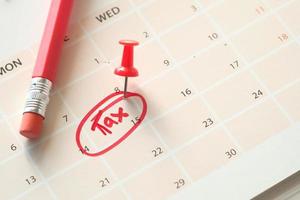 Steuertag-Konzept mit rotem Kreis am Kalendertag foto