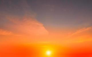 echt tolle Panorama- Sonnenaufgang oder Sonnenuntergang Himmel mit sanft bunt Wolken. lange Panorama, Ernte es foto