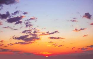 echt tolle Panorama- Sonnenaufgang oder Sonnenuntergang Himmel mit sanft bunt Wolken. lange Panorama, Ernte es foto