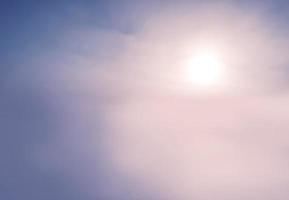 sommer blauer himmel wolkensteigung hellweißer hintergrund. schönheit klar bewölkt in sonnenschein ruhig hell winterluft hintergrund. düstere lebendige cyanfarbene landschaft in der umgebung tag horizont skyline blick frühlingswind foto