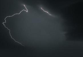 Blitz Gewitter Blitz Über das Nacht Himmel. Konzept auf Thema Wetter, Katastrophen foto