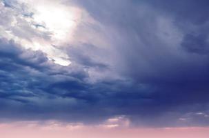 sommer blauer himmel wolkensteigung hellweißer hintergrund. schönheit klar bewölkt in sonnenschein ruhig hell winterluft hintergrund. düstere lebendige cyanfarbene landschaft in der umgebung tag horizont skyline blick frühlingswind foto