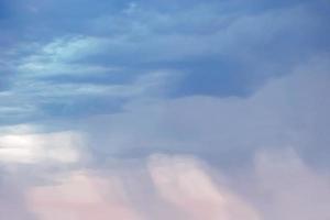 sommer blauer himmel wolkensteigung hellweißer hintergrund. schönheit klar bewölkt in sonnenschein ruhig hell winterluft hintergrund. düstere lebendige cyanfarbene landschaft in der umgebung tag horizont skyline blick frühlingswind foto