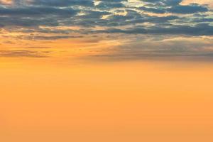 echt tolle Panorama- Sonnenaufgang oder Sonnenuntergang Himmel mit sanft bunt Wolken. lange Panorama, Ernte es foto