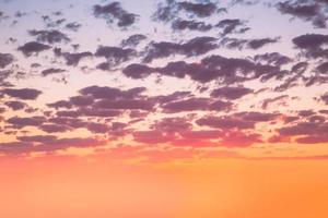 echt tolle Panorama- Sonnenaufgang oder Sonnenuntergang Himmel mit sanft bunt Wolken. lange Panorama, Ernte es foto