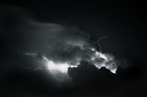 Blitz Gewitter Blitz Über das Nacht Himmel. Konzept auf Thema Wetter, Katastrophen foto