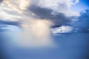 Blitz Gewitter Blitz Über das Nacht Himmel. Konzept auf Thema Wetter, Katastrophen foto