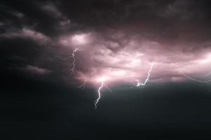 Blitz Gewitter Blitz Über das Nacht Himmel. Konzept auf Thema Wetter, Katastrophen foto