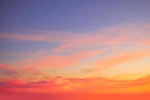 echt tolle Panorama- Sonnenaufgang oder Sonnenuntergang Himmel mit sanft bunt Wolken. lange Panorama, Ernte es foto