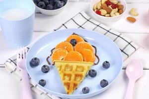 Eis Creme. Waffeln mit Früchte zum Kinder- Frühstück. ein kreativ Idee zum ein Spaß Kinder Dessert oder Frühstück foto