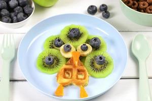 Pfau Waffel zum Kinder- Frühstück. bezaubernd Kunst Essen zum Kinder im das gestalten von Tiere. ein kreativ Idee zum ein Spaß Kinder Dessert oder Frühstück foto