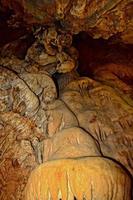 interessant Original Höhle im das Türkisch Berge mit Stalaktiten und Stalagmiten Erstellen das Hintergrund foto