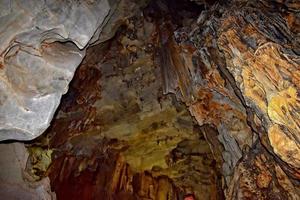 interessant Original Höhle im das Türkisch Berge mit Stalaktiten und Stalagmiten Erstellen das Hintergrund foto