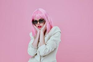 jung Frau tragen Sonnenbrille Rosa Haar posieren Farbe Hintergrund unverändert foto