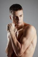 attraktiv Mann mit prall Arm Muskeln Boxer Bodybuilder Fitness foto
