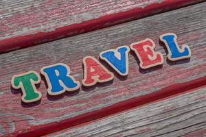 Wort Reise gemacht von Farbe hölzern Briefe auf Holz Tafel foto