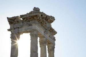 uralt Ruinen von Pergamon Akropolis. uralt Stadt Säule Ruinen mit das Sonne im das Hintergrund. Nahansicht. foto