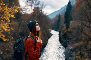 sonnig Tourist in der Nähe von Fluss Berge Herbst Wald Landschaft foto