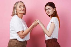 Mama und Tochter im Weiß T-Shirts Umarmung zusammen Familie Freundschaft foto