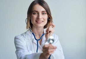 Krankenschwester im ein medizinisch Kleid und ein Stethoskop um ihr Hals Lächeln Porträt foto