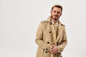 Mann mit ernst Ausdruck Mantel Mode Herbst Stil isoliert Hintergrund foto