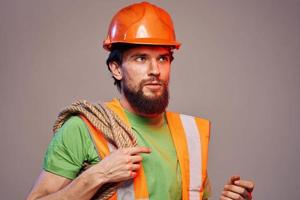 bärtig Mann im ein Konstruktion Feste Orange Farbe Industrie foto