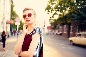 Frau tragen Sonnenbrille draußen gehen Mode Sommer- Lebensstil foto