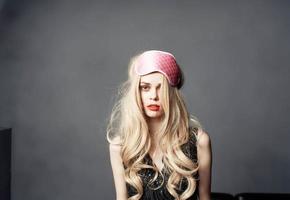 emotional blond mit ein Rosa Schlaf Maske auf ihr Kopf hell bilden Kopieren Raum foto