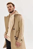 gut aussehend Mann Beige Mantel Mode Studio abgeschnitten Aussicht foto