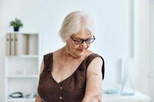 alt Frau im Krankenhaus covid Reisepass Immunisierung Sicherheit foto