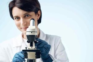 weiblich Labor Assistent Fachmann Forschung Wissenschaft Mikroskop foto