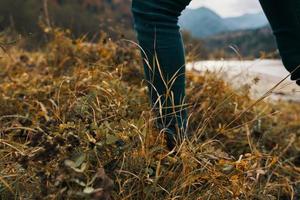 weiblich Beine im Stiefel und Jeans auf Natur im Herbst im das Berge foto