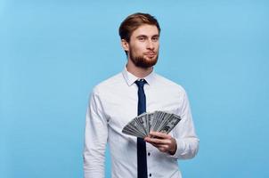 Geschäft Mann im Hemd mit Krawatte bündeln von Geld Finanzen Reichtum foto