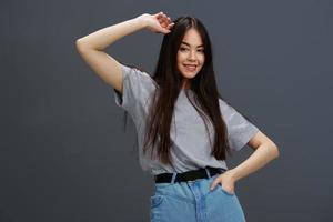 Frau beiläufig tragen grau T-Shirt Mode Charme Studio Modell- foto