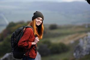 Frau Wanderer mit Rucksack im das Berge Landschaft frisch Luft Abenteuer foto