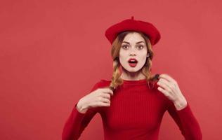 ziemlich Frau im rot Hut halten Haar Charme Mode foto