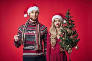 Mann und Frau im Neu Jahre Kleider Spaß Weihnachten Baum Dekoration Porträt foto